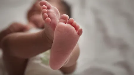 Miracol la Pașcani: un nou-născut, aruncat în toaletă, a fost găsit în viață de paramedici