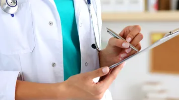 Cum pot persoanele asigurate să beneficiază de servicii gratuite pentru boli grave