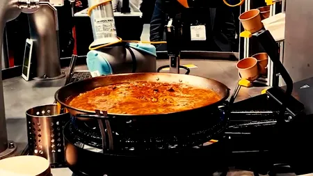 Cum se comportă robotul care prepară paella