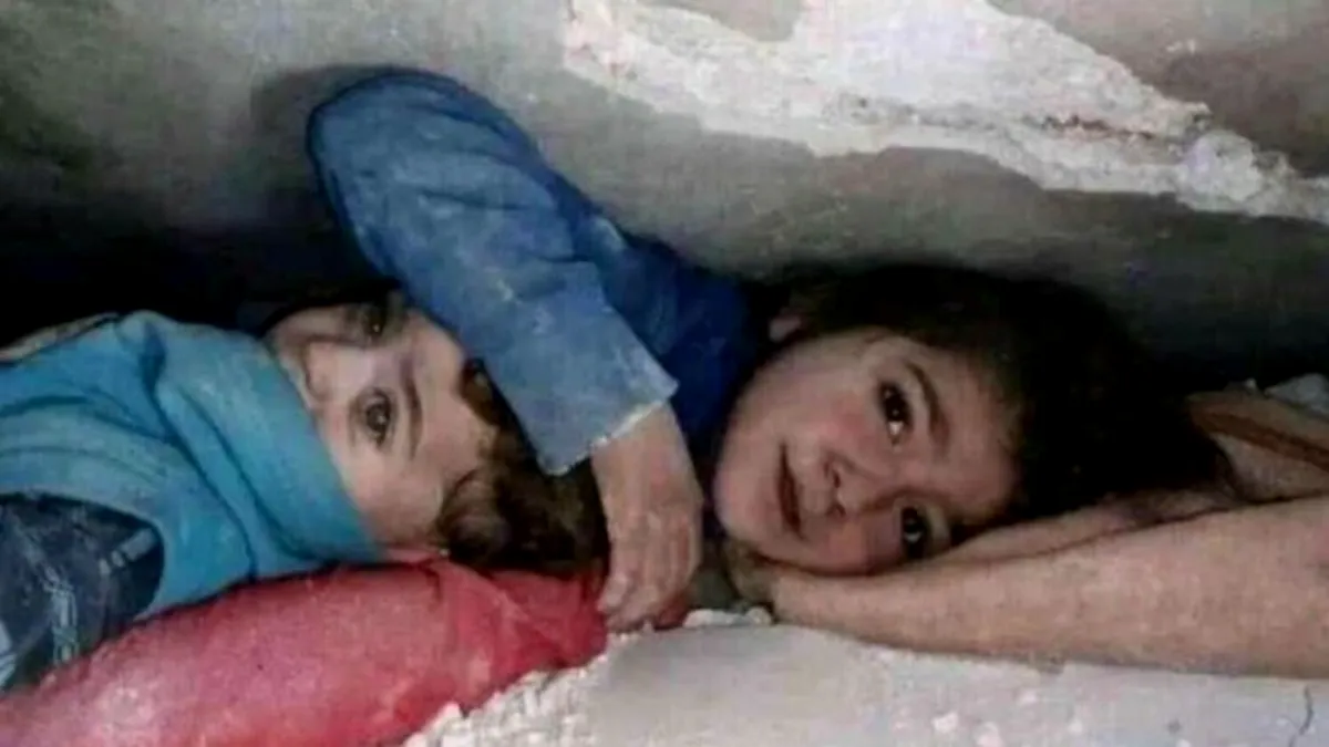 Fetița care și-a protejat fratele, sub dărâmături, timp de 17 ore- fotografia virală după cutremurul din Siria