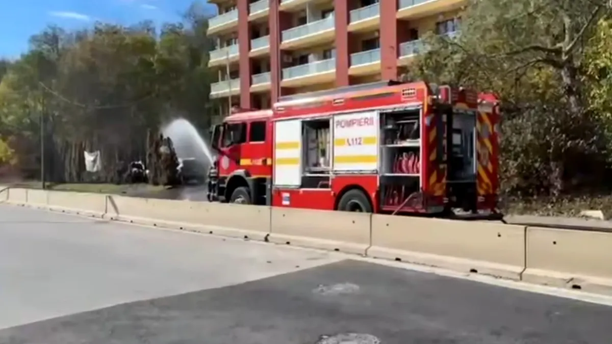 Incendiu în Pipera provocat de o scurgere de gaz, trei mașini distruse și 40 de persoane evacuate (VIDEO)