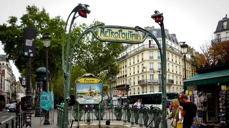 Metroul din Paris:  Omagiu adus Reginei Elisabetei a II-a