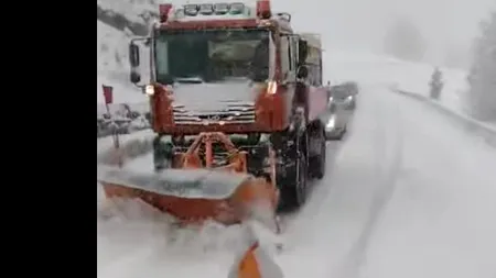 A nins la munte, în prima zi de primăvară. Drumarii au intervenit cu utilajele (VIDEO)