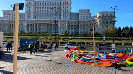 Un tobogan gonflabil s-a răsturnat în Piața Constituției din București. 12 copii se aflau în interior
