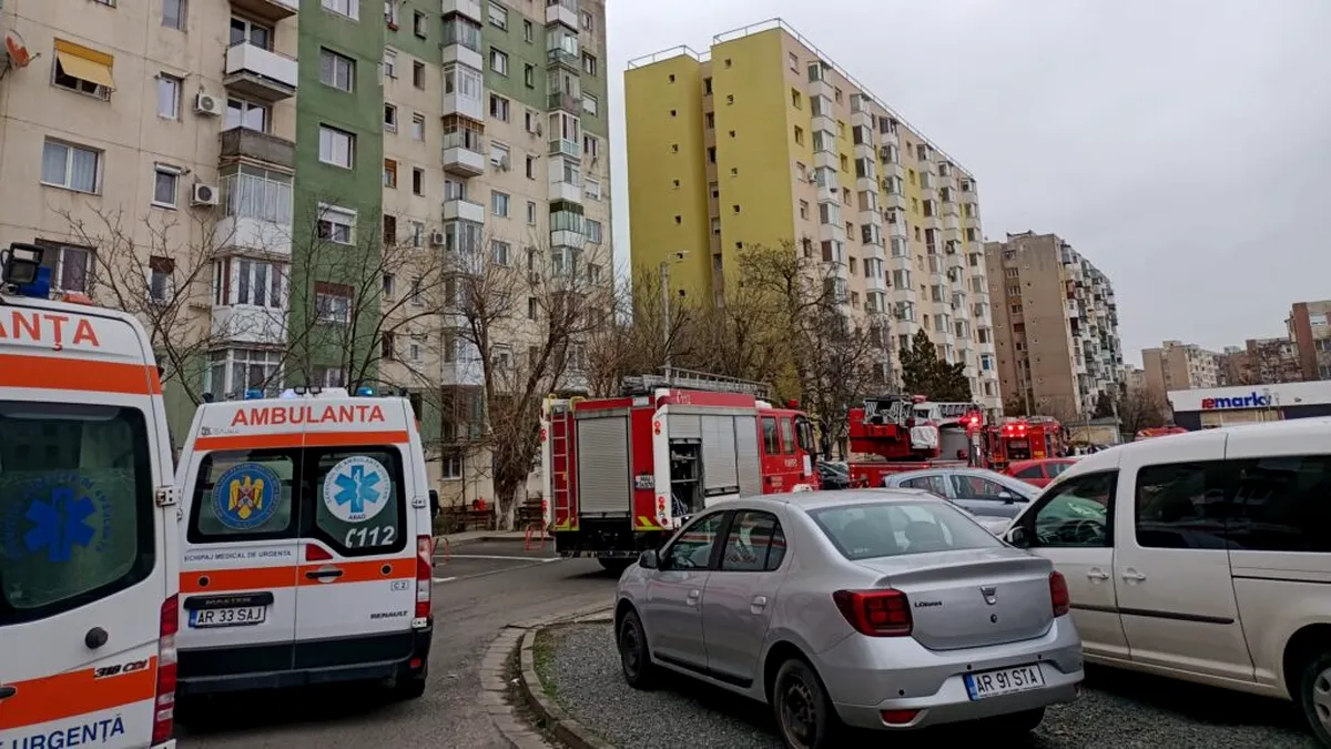 Incendiu puternic într-un bloc din Arad. Patru persoane, între care și doi copii, au ajuns la spital