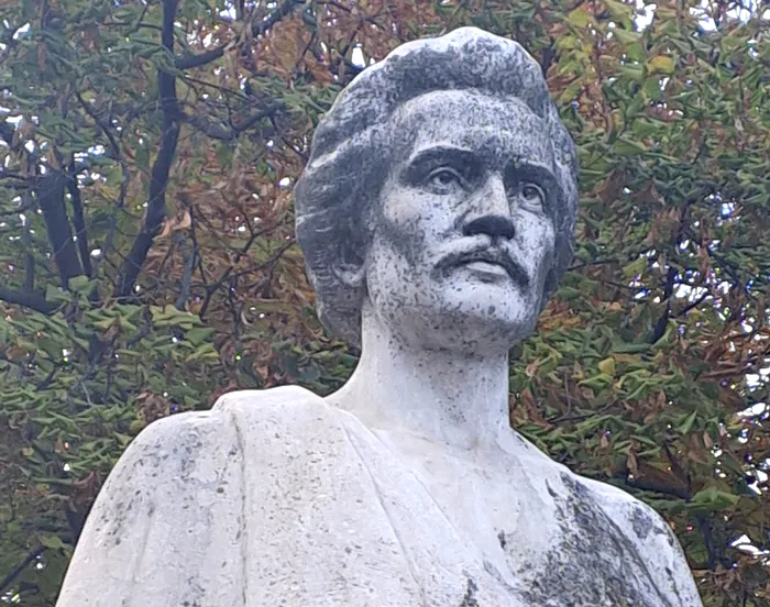 O parte a statuii lui Mihail Eminescu s-a înnegrit sub acțiunea intemperiilor după o sută de ani de la inaugurare