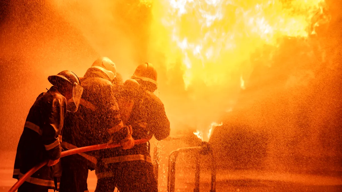 Un pompier și doi jandarmi au fost răniți într-o explozie. Se aflau în intervenție pentru stingerea unui incendiu din Ploiești