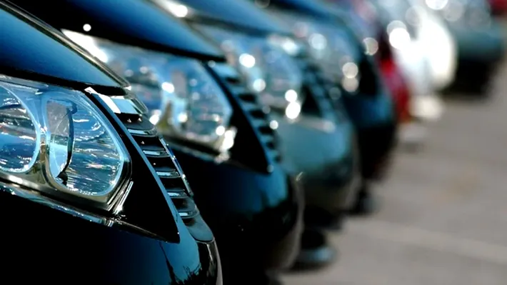 Piața auto din România frânează puternic în 2026. Scădere de 24%, dar electricele accelerează