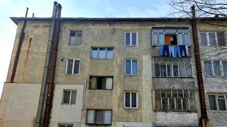 Viața la bloc cu încălzire la sobă cu lemne. Cum trăiesc micii orășeni din nordul României