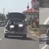 Doi copii, transportați în portbagajul deschis al unei mașini din Gorj. Cât l-a costat pe șofer „plimbarea” celor mici