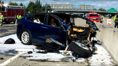 Lovitură grea pentru Tesla. Milioane de mașini pot fi retrase, după un accident mortal