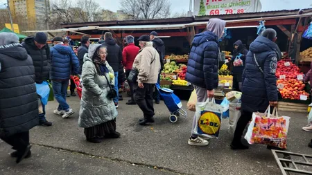 Românii au luat cu asalt piețele și magazinele, în plină austeritate (foto)