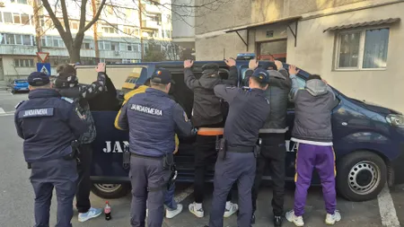 Substanțe interzise găsite la un grup de persoane care simulau lupte de stradă. Reacţia jandarmilor (FOTO&VIDEO)