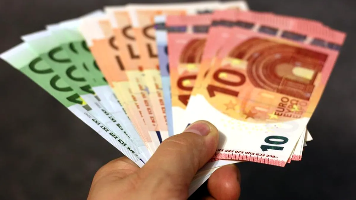 Ce sumă trebuie să achiți lunar pentru un credit de 100.000 euro