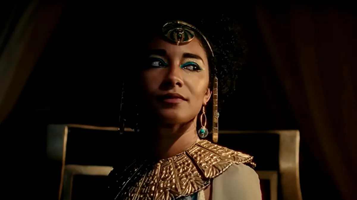 Cleopatra, interpretată într-un documentar Netflix de o femeie de culoare. Egiptenii au luat foc!