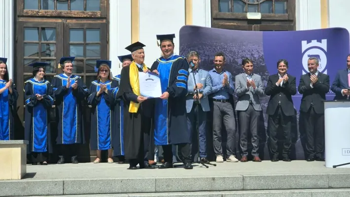 Cel mai în vârstă absolvent din România. Un fost primar a terminat facultatea la 89 de ani