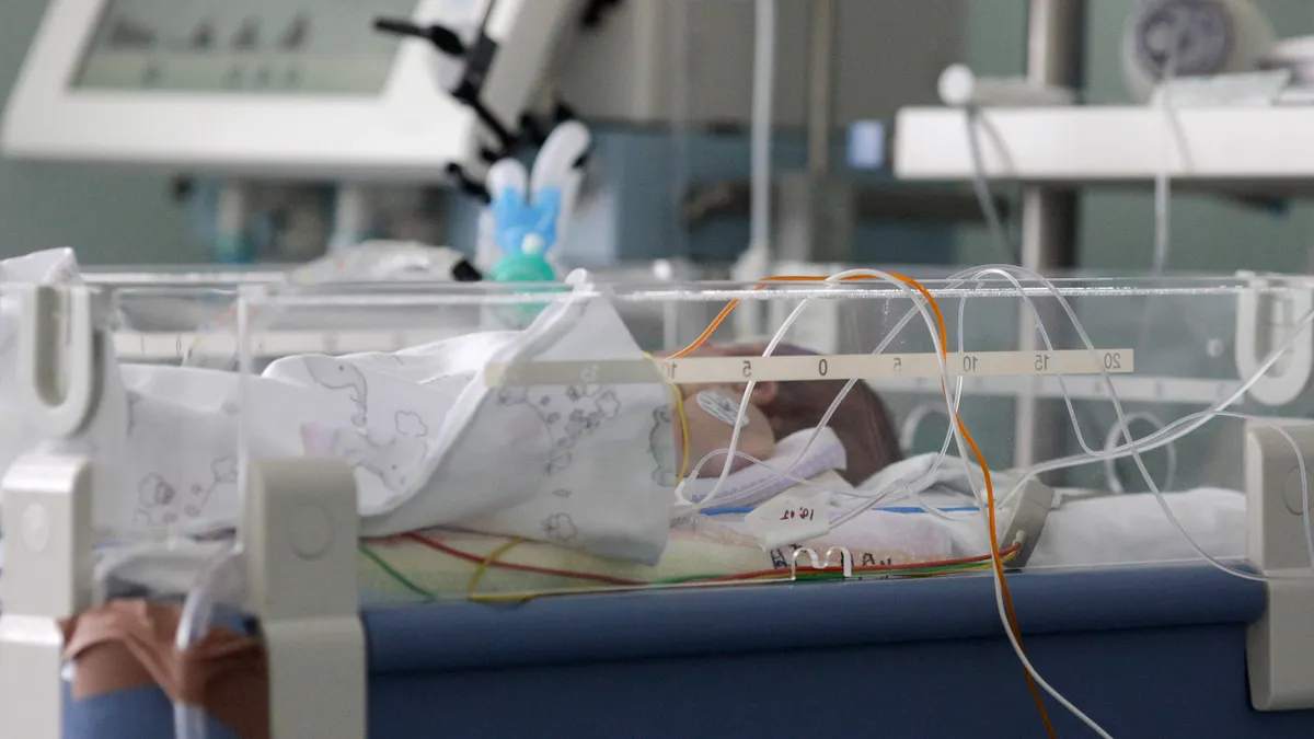 România are cea mai mică rată a natalității din ultimii 100 de ani. Când a început, de fapt, să scadă fertilitatea