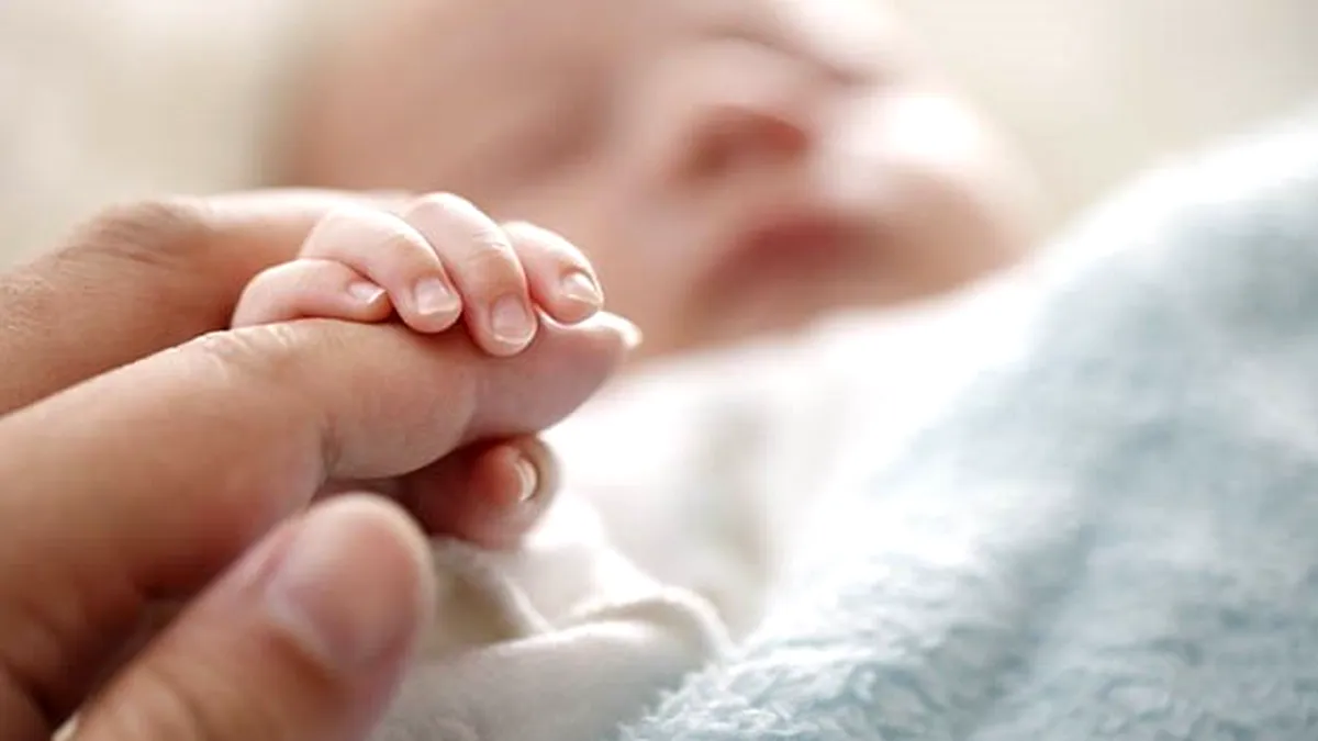 Tichete sociale pentru bebeluși. Româncele care nasc în 2023 pot primi 2.000 de lei de la stat