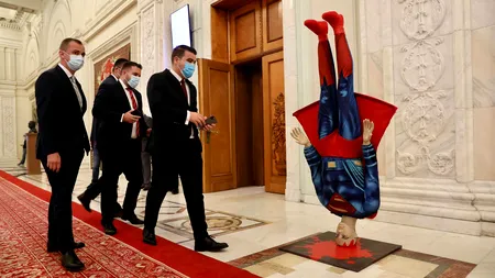 VIDEO Superman a căzut în cap, pe holul Parlamentului. În ziua moțiunii, PSD a făcut show. Cine plătește statuia