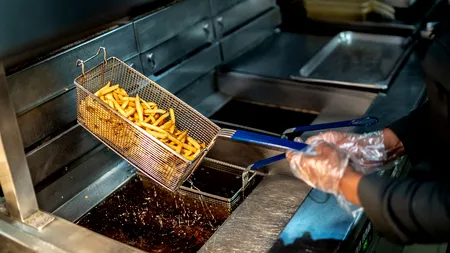 Un lanț de magazine fast-food face angajări în România. Salarii competitive