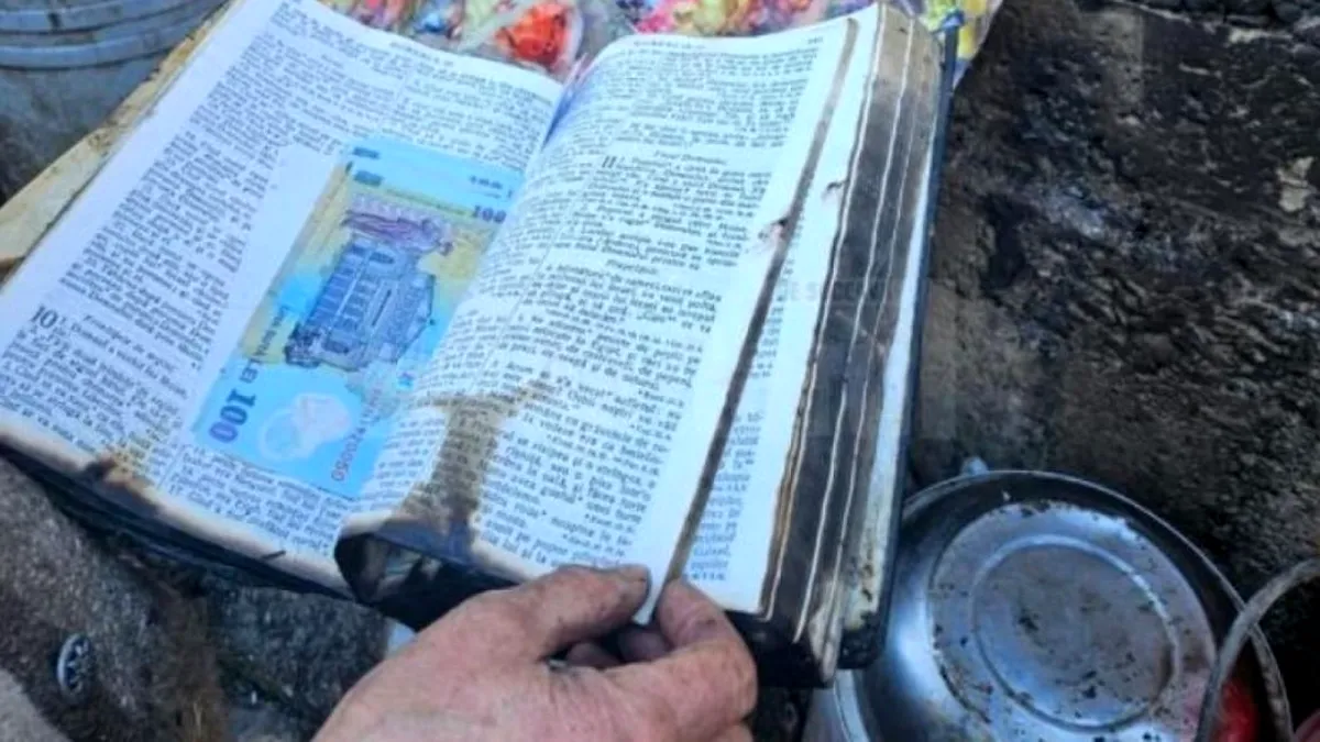 Miraculos: o Biblie cu bani ascunși, singurul obiect care nu a fost ars într-un incendiu. Totul s-a făcut scrum