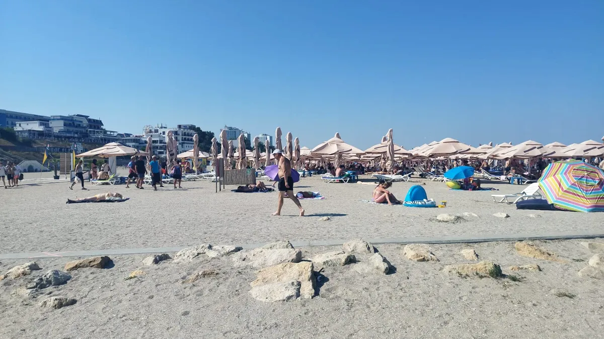 „Alooo, alo, alo, porumbelu' de la mare!” Eforie Nord, raiul comercianților ambulanți (Video)