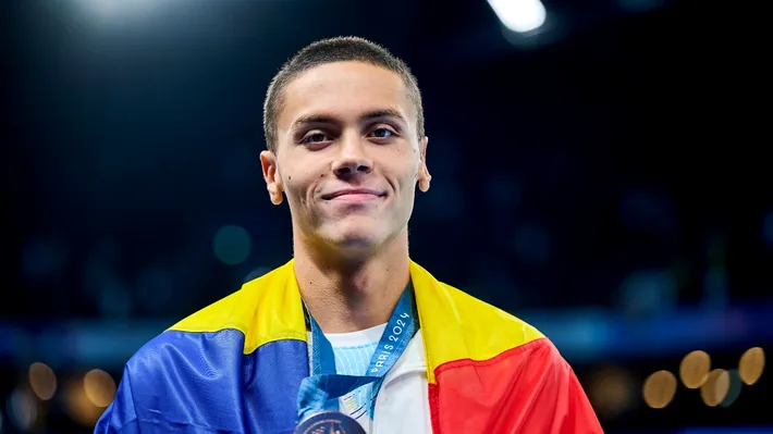 Cât câștigă lunar David Popovici și ce premii a încasat pentru aurul din Singapore