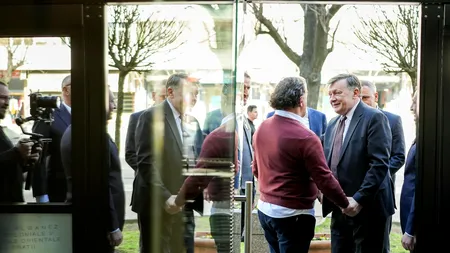 Crin Antonescu a poposit în cocheta cafenea a familiei Memish de la Slatina, un loc unde tradiția albaneză se împletește cu istoria locală (FOTO)