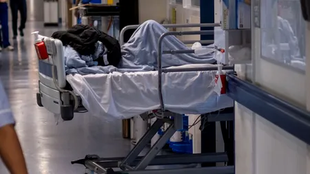 Criză în spitale: pacienții, tratați pe coridoare sau în toalete