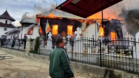 Incendiu de proporții la o biserică din Vrancea FOTO