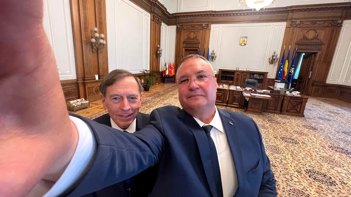Fostul director al CIA, generalul în rezervă David Petraeus, în România. Ciucă s-a pozat cu el