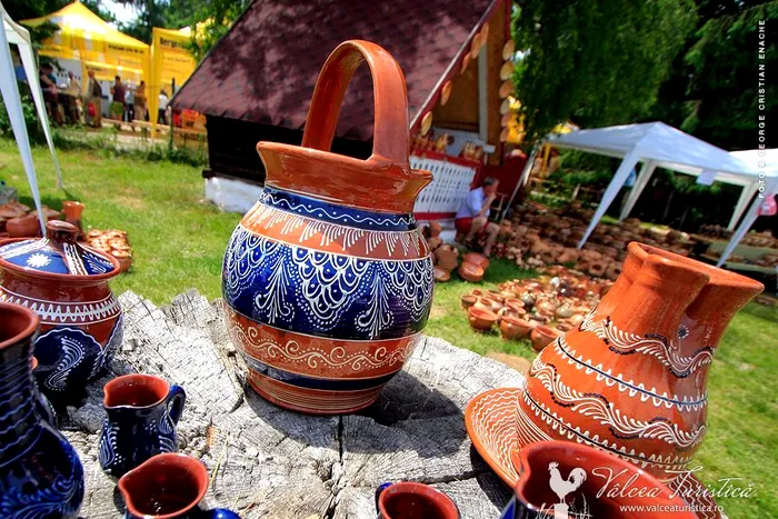 Vase din ceramică de Horezu / Foto: valceaturistica.ro