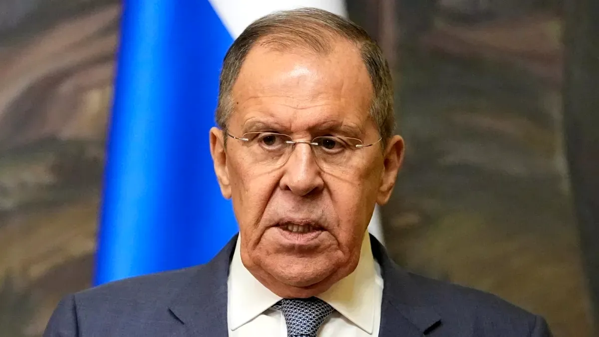 Dinozaurul de la Kremlin visează dizolvarea NATO. Realitatea îi dă palme.