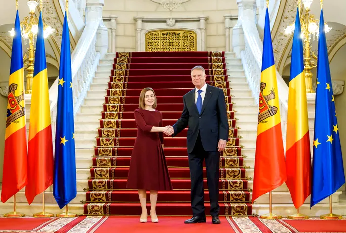Președintele României, Klaus Iohannis, o felicită pe Maia Sandu pentru câștigarea celui de-al doilea mandat de președinte al Republicii Moldova / Foto: caleaeuropeana.ro