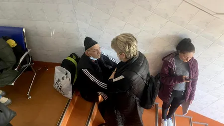 Pacienții de la un spital din Cluj stau pe jos așteptând să fie primiți la consultații (FOTO)