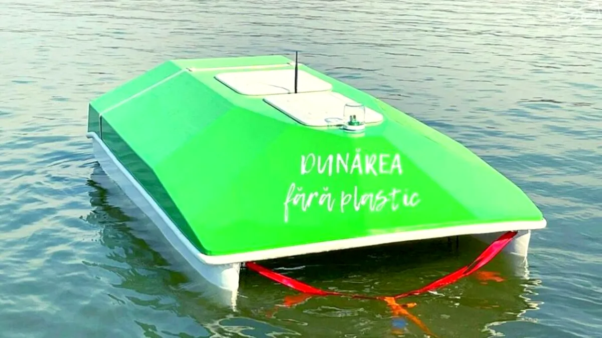 Studenții din Galați au construit catamaranul „Green Cat”, care colectează peturile de pe Dunăre