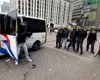 Protest violent la Haga. 24 de persoane arestate, după ce au aruncat cu torțe și fumigene spre polițiști