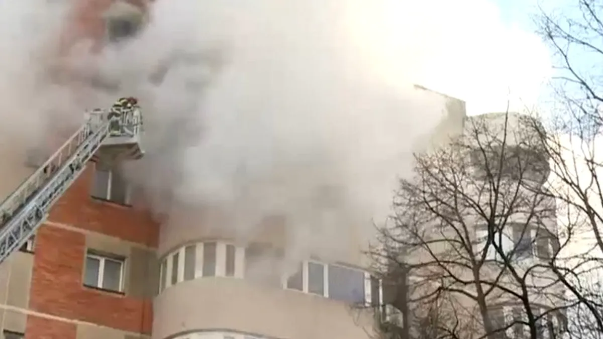 Incendiu în centrul orașului Constanța. O femeie s-ar fi aruncat pe geam