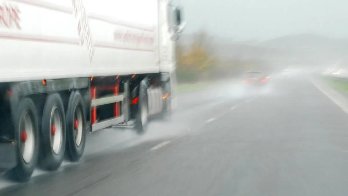 Avertizare meteo de vânt, ninsori la munte și răcire accentuată a vremii, valabilă de sâmbătă până luni