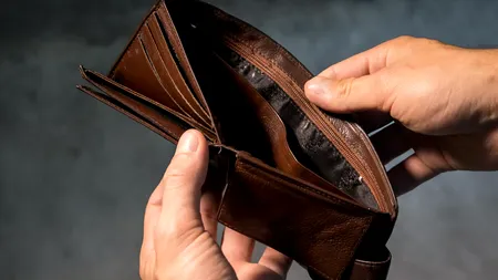 O femeie a găsit într-o parcare 5.000 de lei. Ce a făcut aceasta cu banii