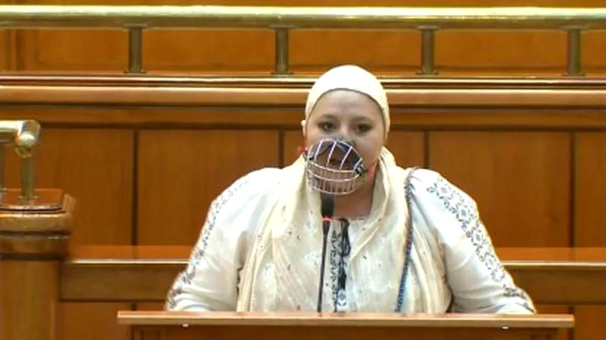 Șoșoacă a apărut în presa din Italia: „Senatoare antivaccinistă, cu masca lui Hannibal Lecter în Parlamentul României”