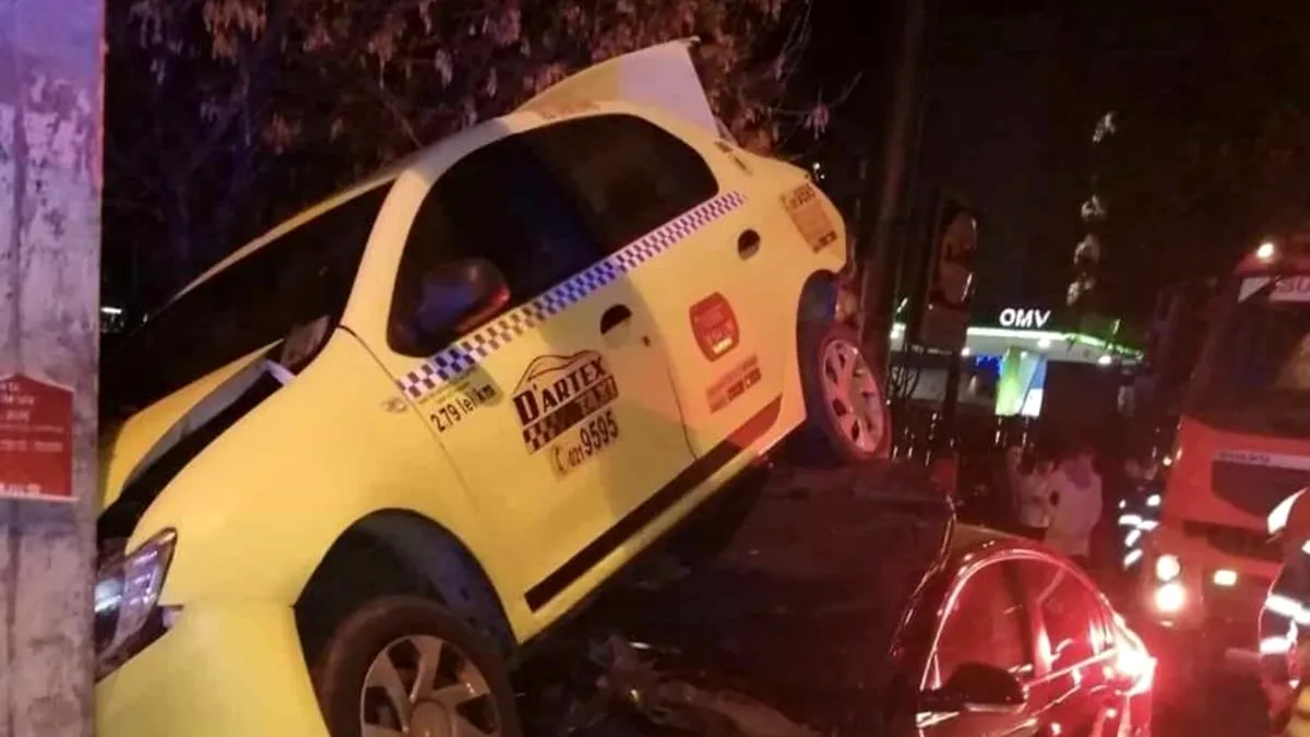 Accident spectaculos pe Calea Rahovei din București. Un taxi a plonjat peste un autoturism parcat