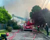 Incendiu de proporții în Hunedoara: o hală, o clădire administrativă și mii de metri pătrați de deșeuri plastice, cuprinse de flăcări