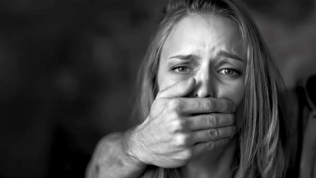 Fenomenul Macarena ajunge în Parlamentul European. Femeile nu vor flori, ele vor drepturi