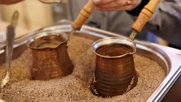 Ce se întâmplă în corpul tău când bei prima cafea a zilei. Pe stomacul gol e boală curată