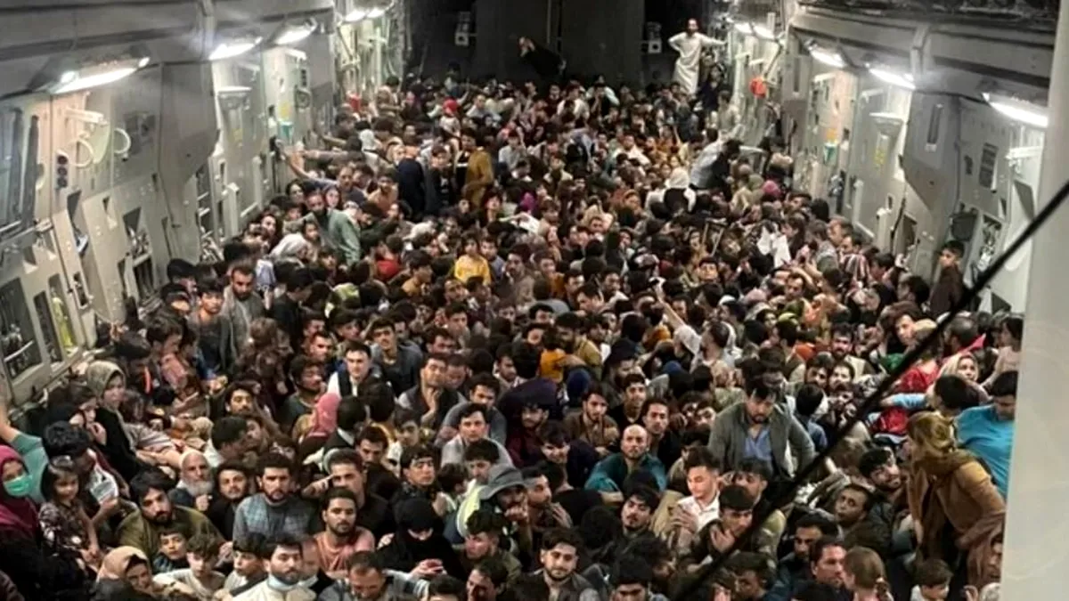 Momentele disperării! Peste 600 de afgani înghesuiți într-un avion care transportă de 4 ori mai puțini oameni