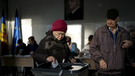 Scene inedite la Moscova: moldovenii au rămas în fața secțiilor de votare după închiderea urnelor