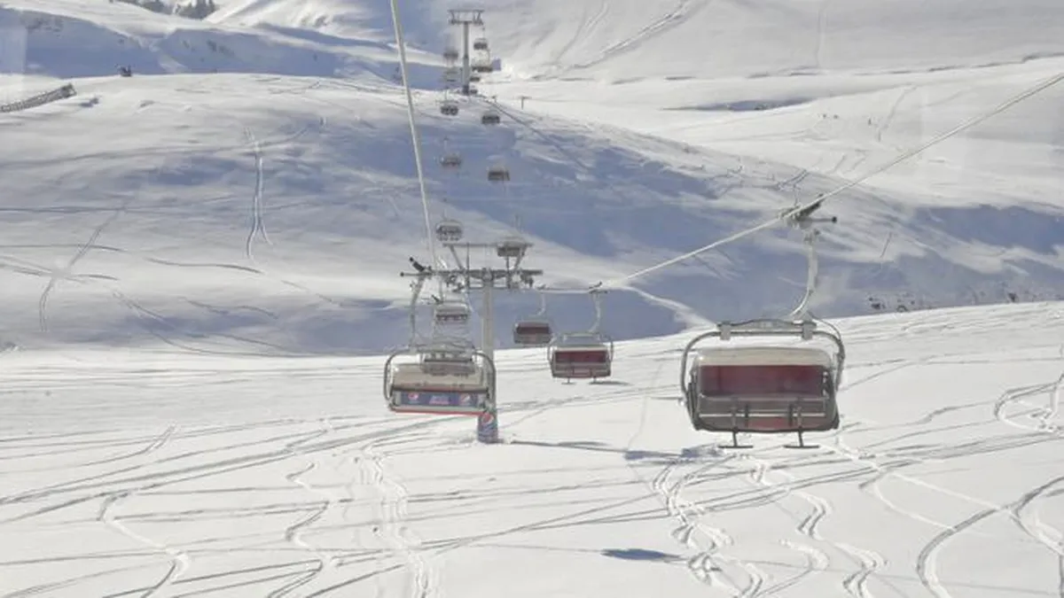 Probleme pe pârtia de schi din Sinaia. Instalaţiile de transport pe cablu, pornite cu întârziere