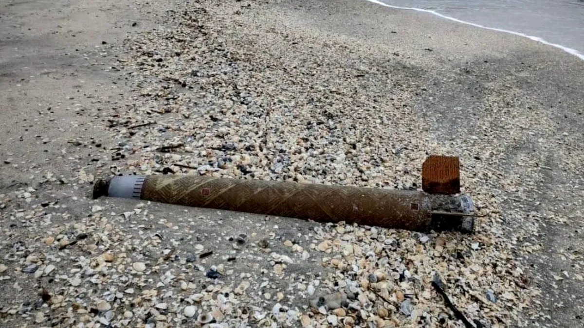 O bucată de rachetă, scoasă de valuri pe malul Mării Negre. ISU a intrat pe fir