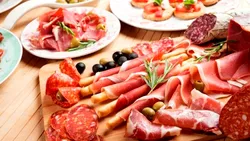 Carnea procesată, clasificată la fel de periculoasă ca tutunul și azbestul